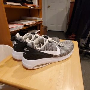 Nike Mens Air Max Motion